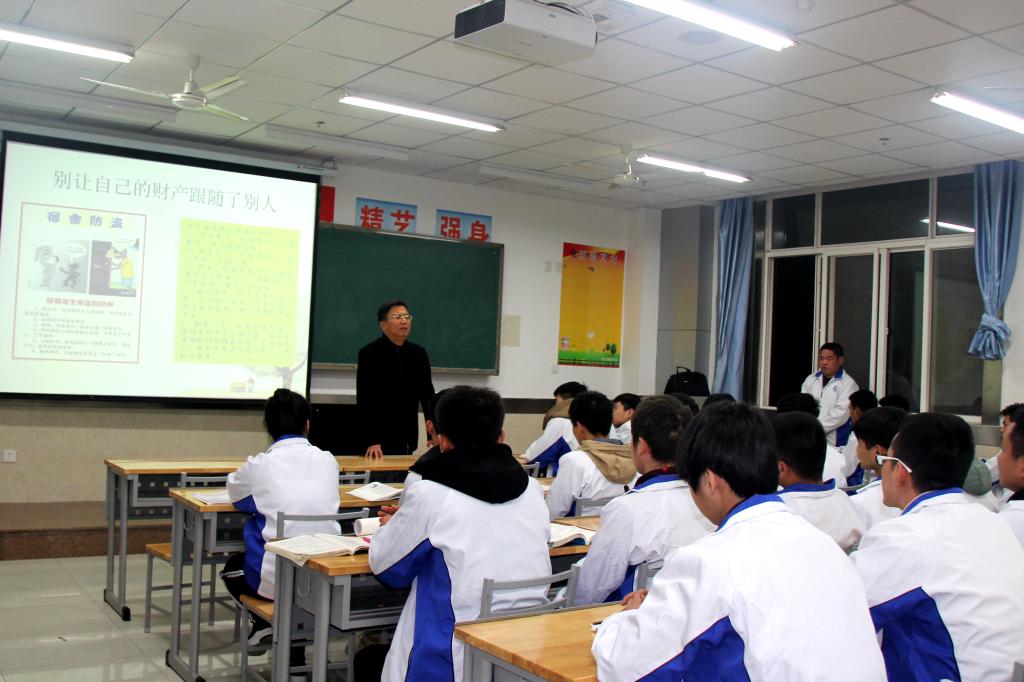 机械学院总支书记参加稳定安全主题班会