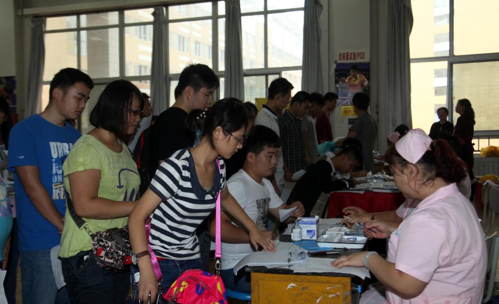 新生依次接受体检