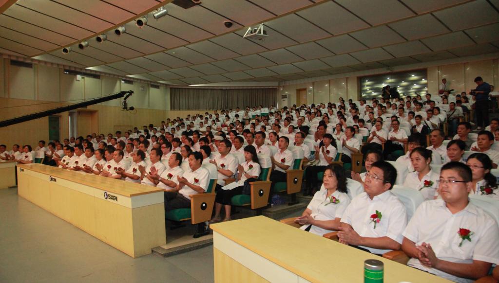 全体教职员工、学生代表共400余人参加会议