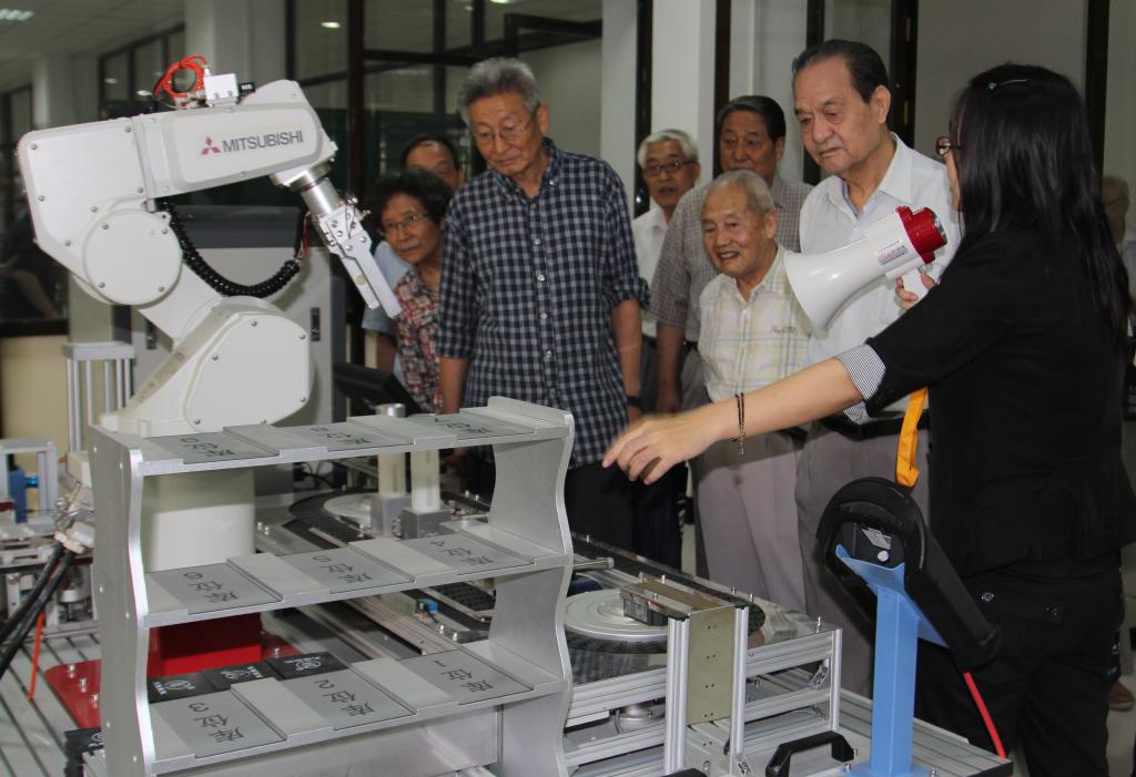 参观电气学院实训基地