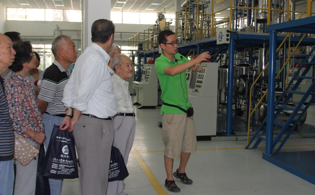 参观化工实训基地