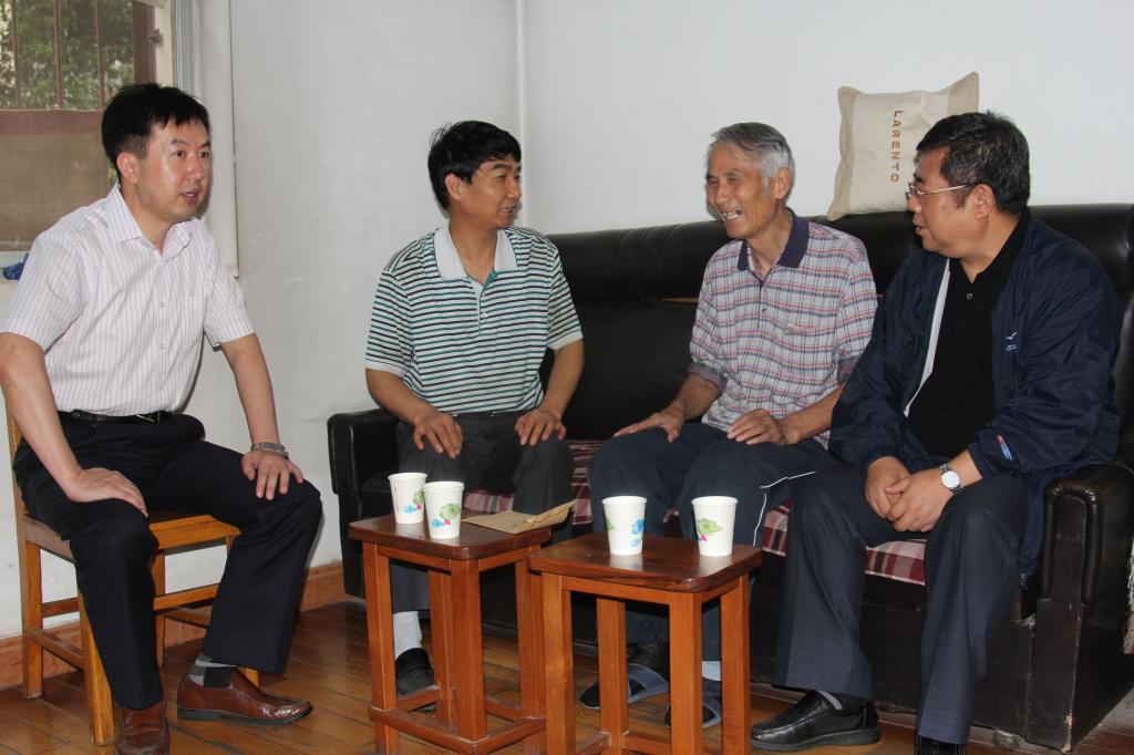 学院领导看望全国优秀教师王昌明