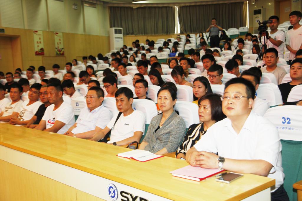 400余名师生聆听讲座