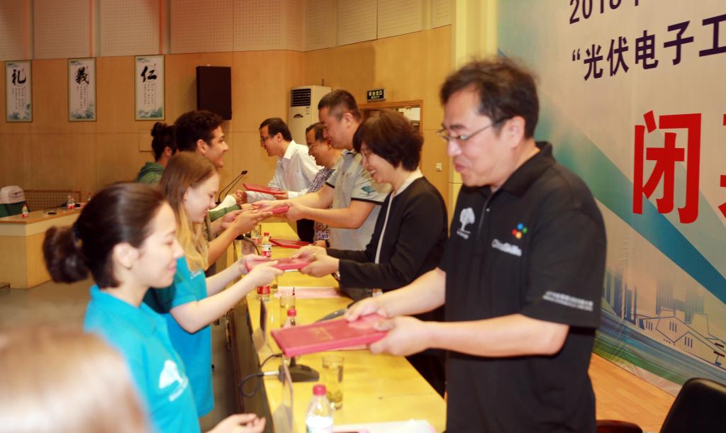 与会领导为获奖选手颁发奖杯和荣誉证书