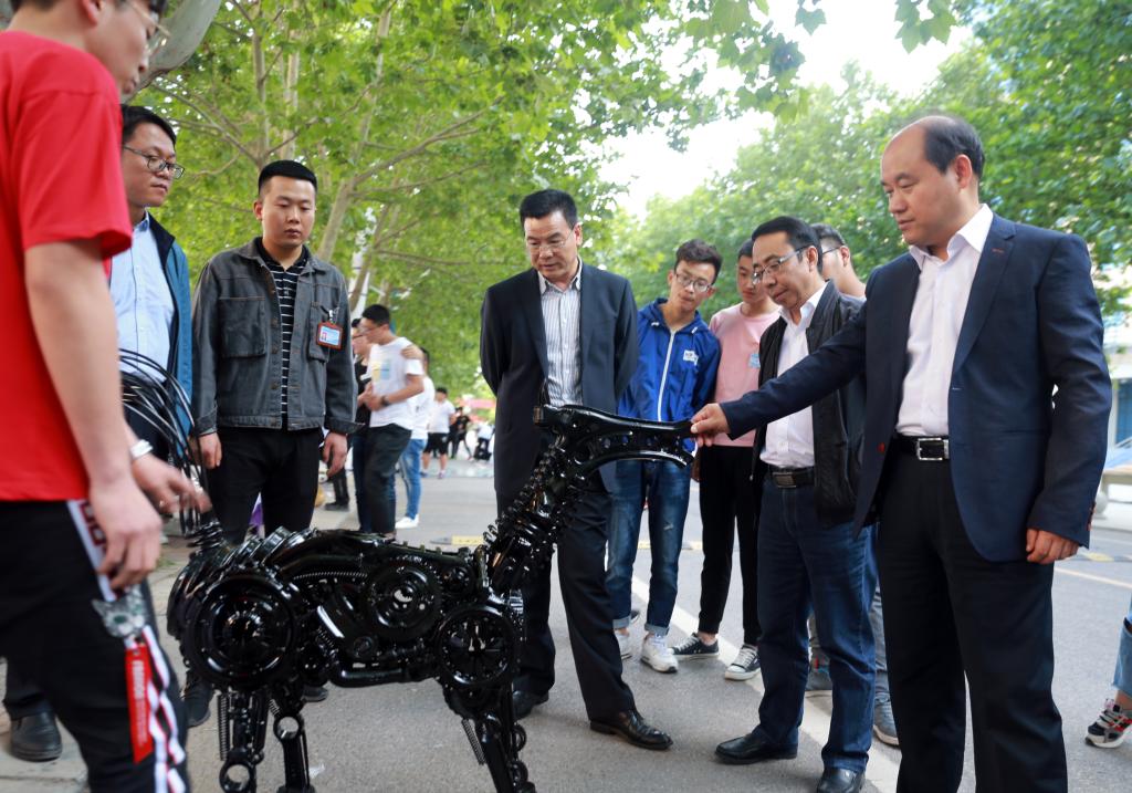 我院举办“培育现代工匠,成就出彩人生”大学生科技作品展
