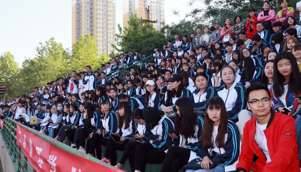 全场观众全情观看