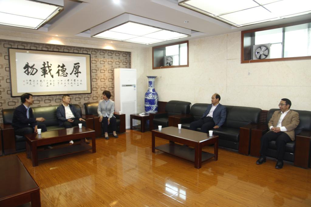 演出前院领导与山西话剧院副院长座谈