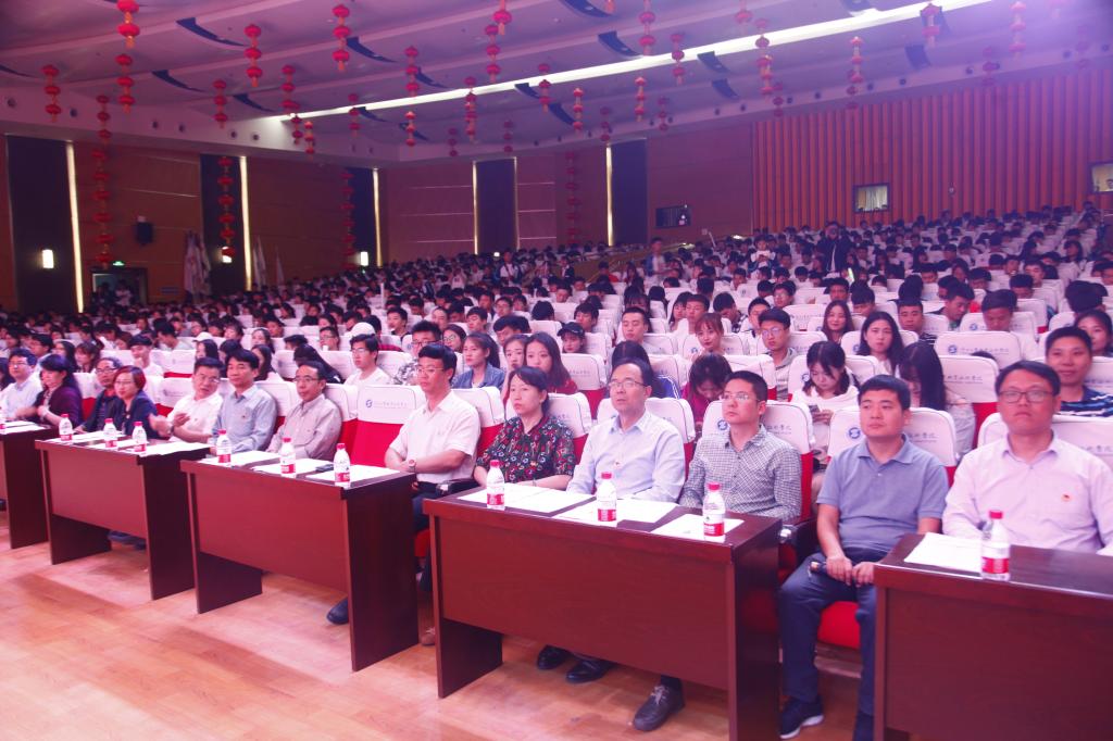 全院1200余名师生参加了大会