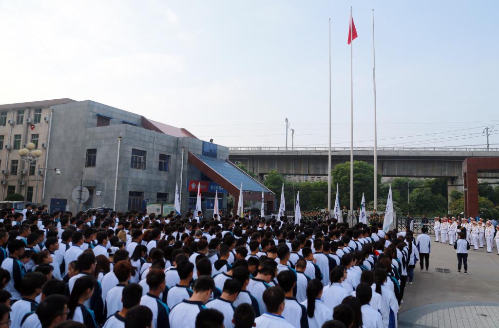 爱国爱校 工院青年在行动