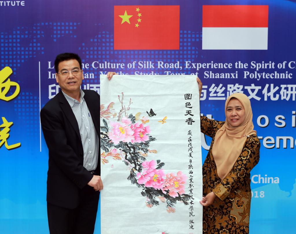 两校互赠纪念品