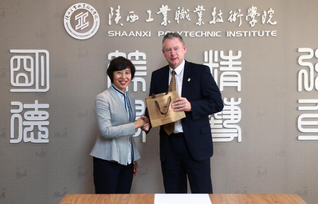 院长张晓云向托尼•奥布莱恩赠送礼品