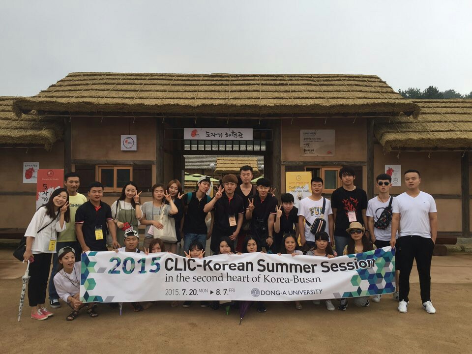 中韩两国学生共同参观韩国文化村