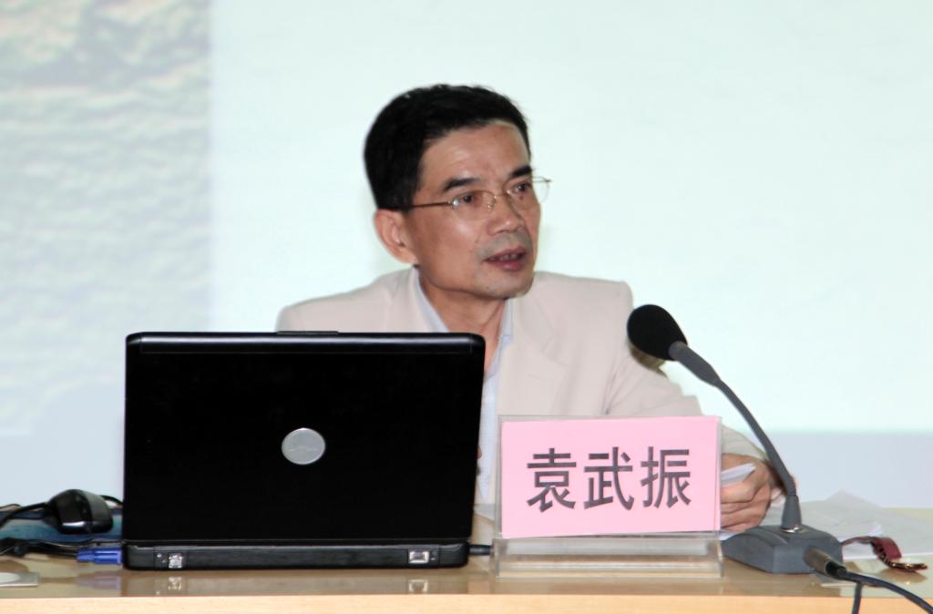 西安邮电大学袁武振教授做《陕西军民对抗日战争的贡献》的专题报告