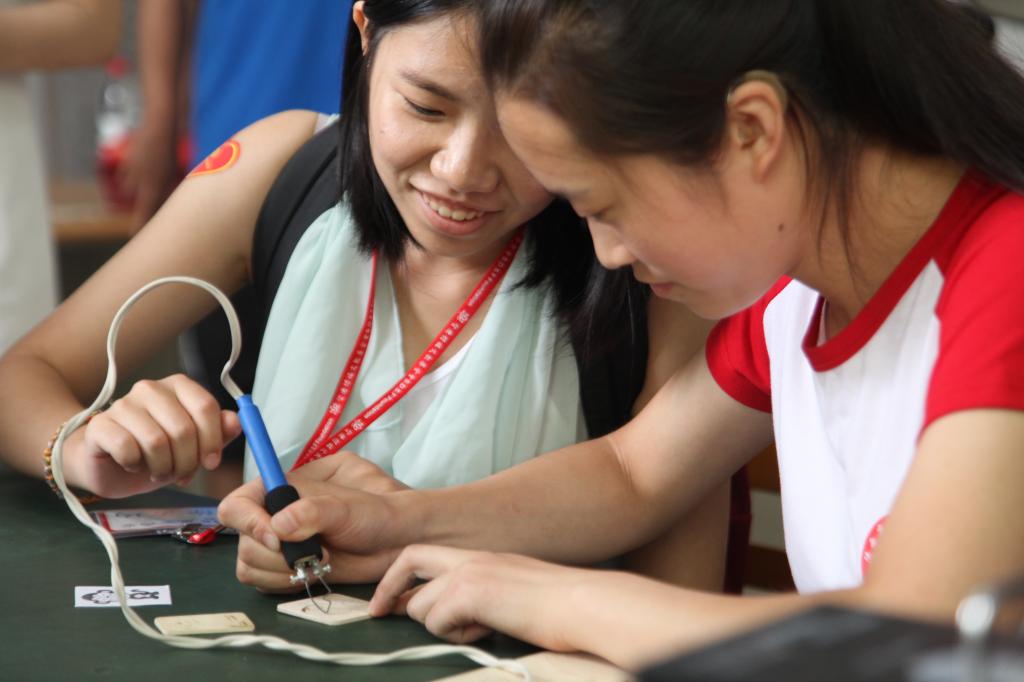 研习营营员与特殊的同学们进行交流