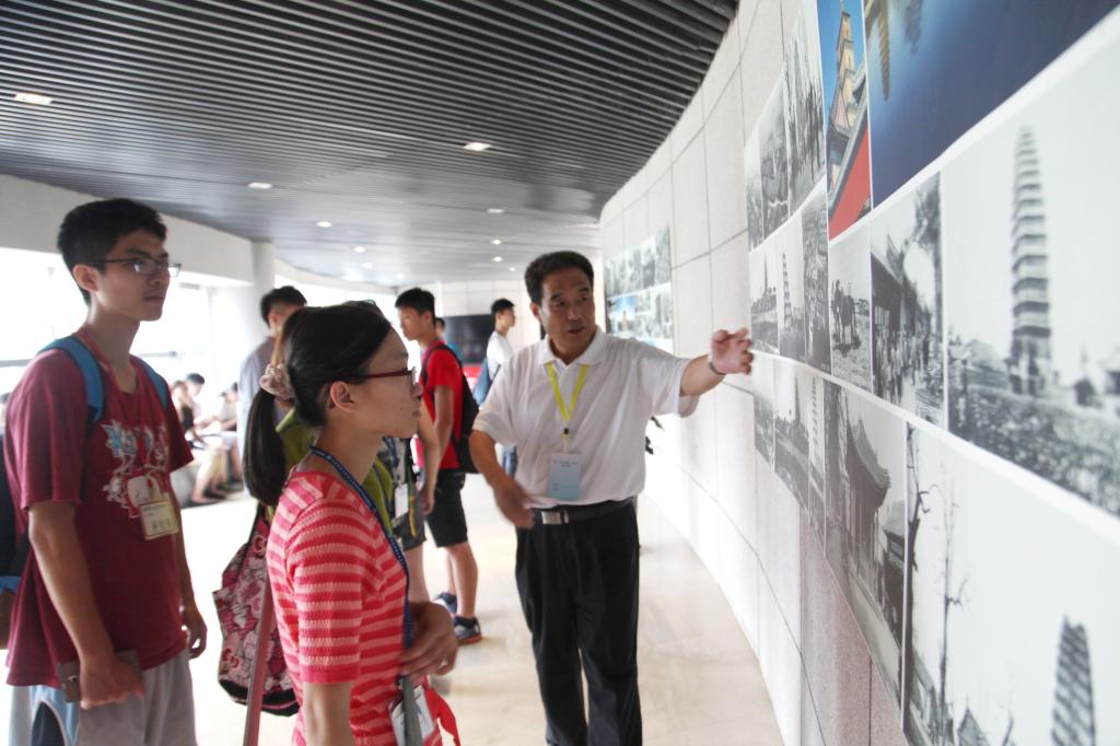 陕西省职教社张平副秘书长为同学们讲解西安城墙的历时变迁