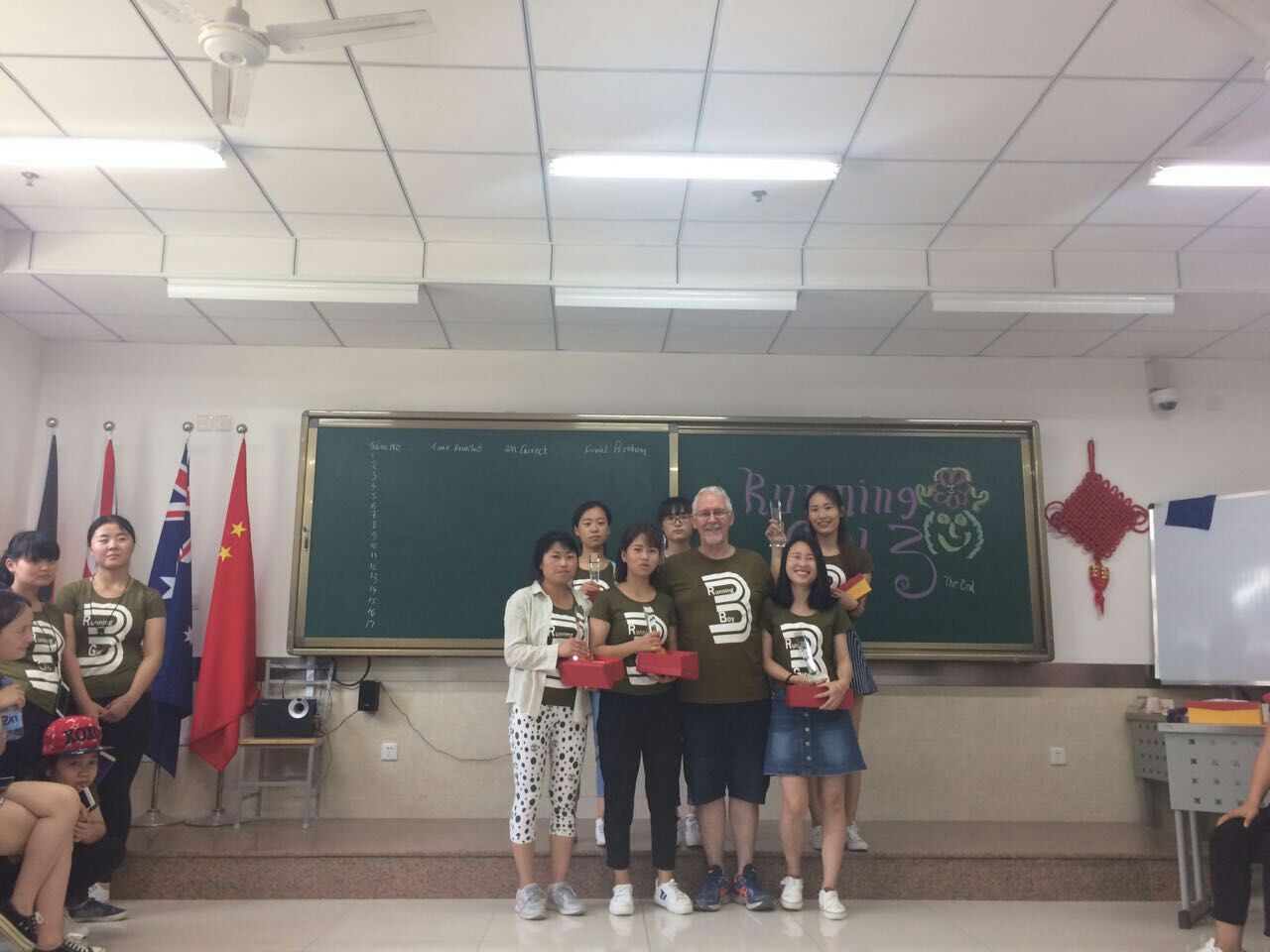 John Smith为获奖同学颁发奖品并合影留念