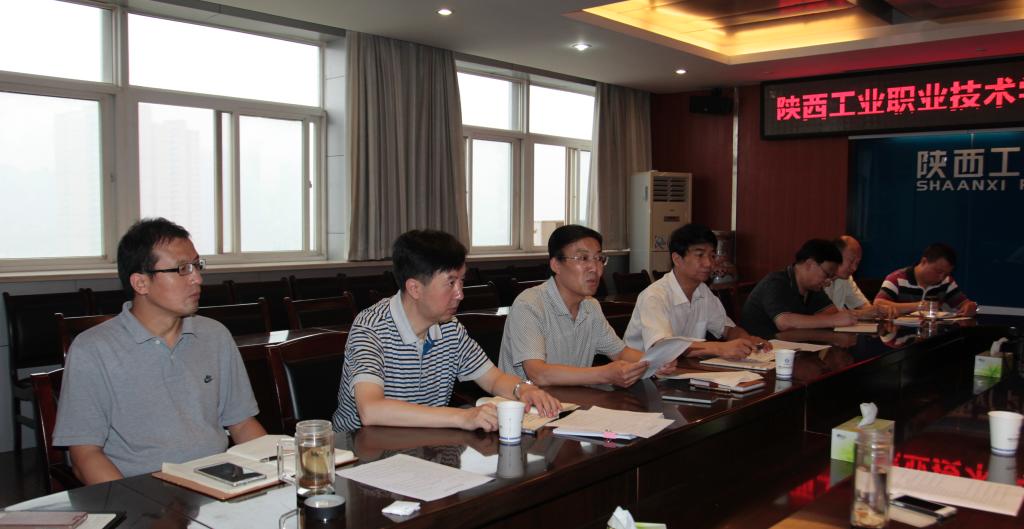 党委中心组全体成员参加了学习