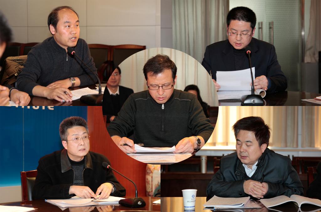 各讨论组组长向主席团汇报讨论情况