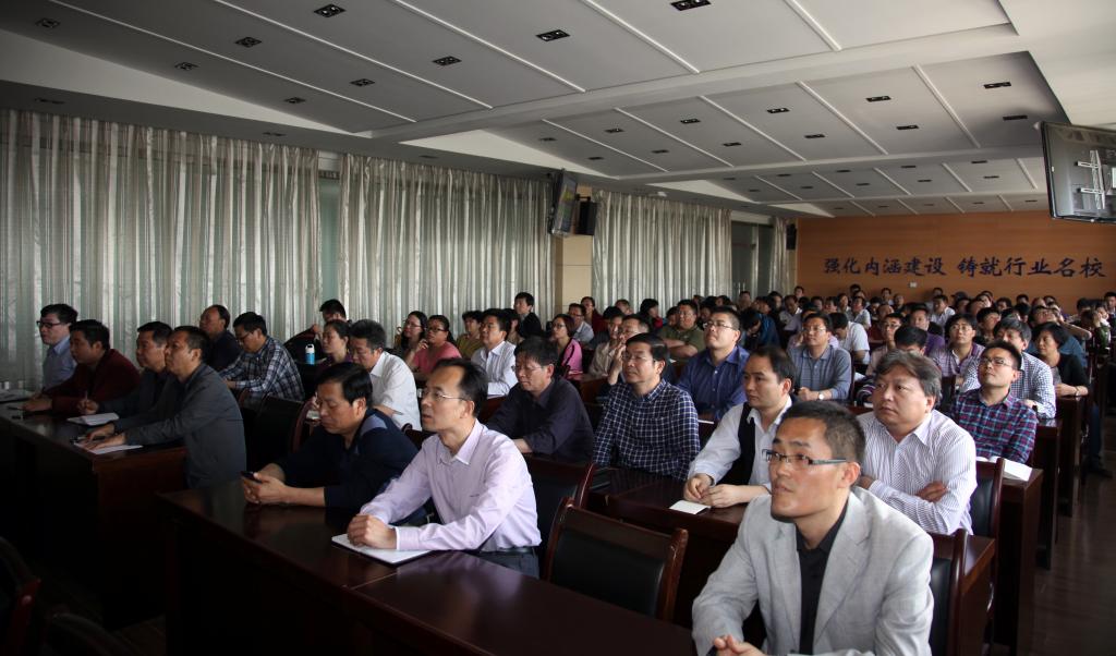 教务处、教学质量管理中心、各二级学院科级以上干部,各教研室主任及技能竞赛指导教师参加会议