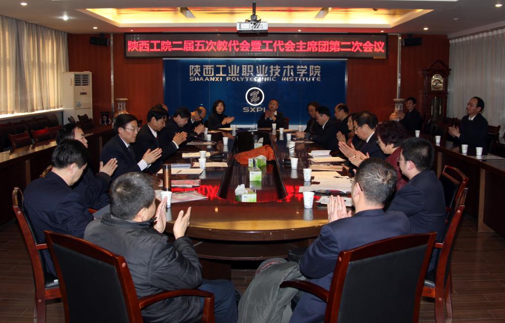 主席团第二次会议鼓掌通过大会决议(草案)