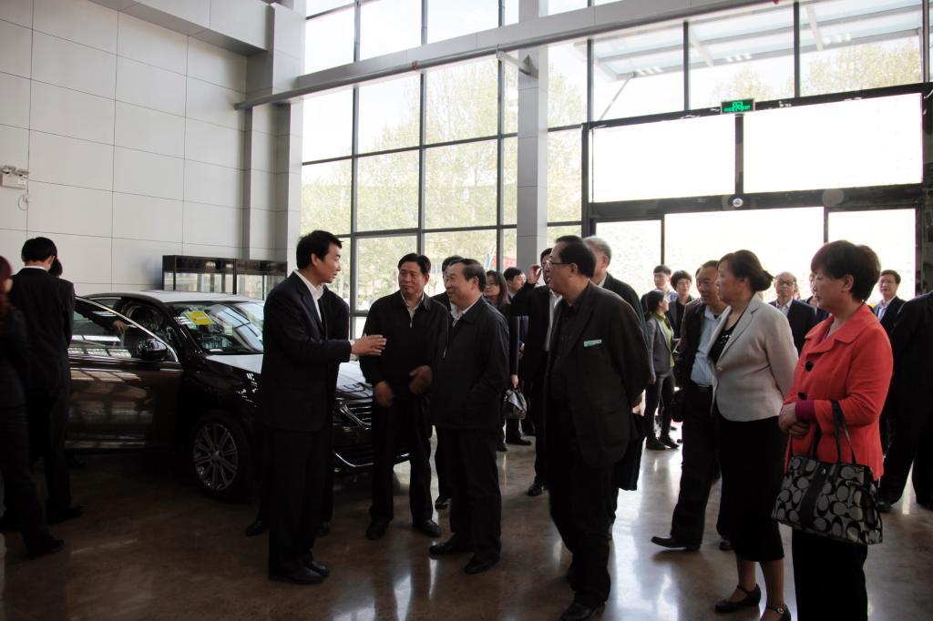 省人大执法检查组考察汽车工程与服务技术训练中心