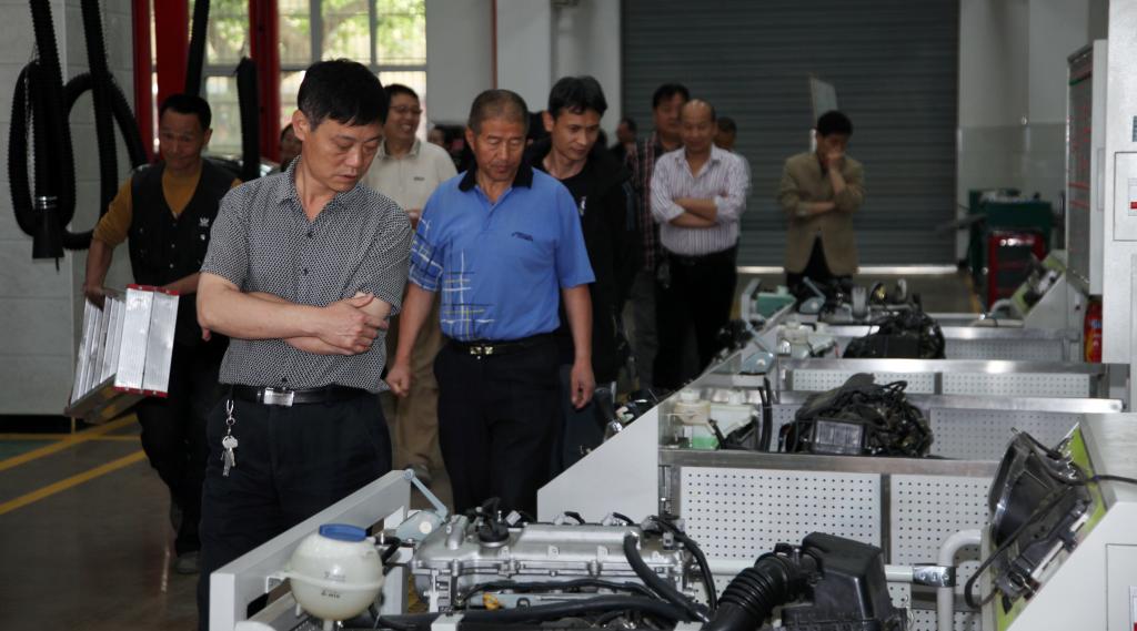 参观汽车工程与服务技术训练中心