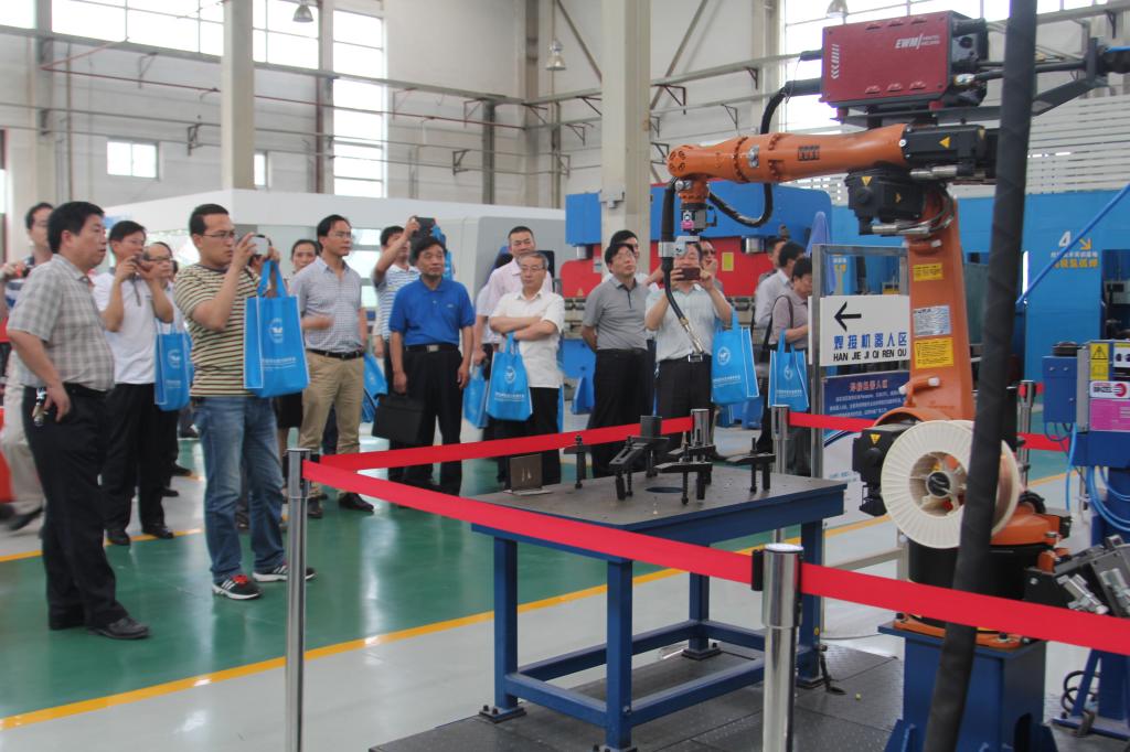 与会代表参观焊接技术实训基地