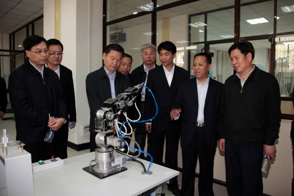 省人大执法检查组考察自动化技术实训中心