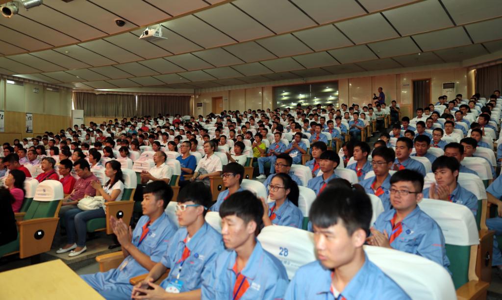 全体参赛选手、裁判员及我院400余名师生参加闭幕式