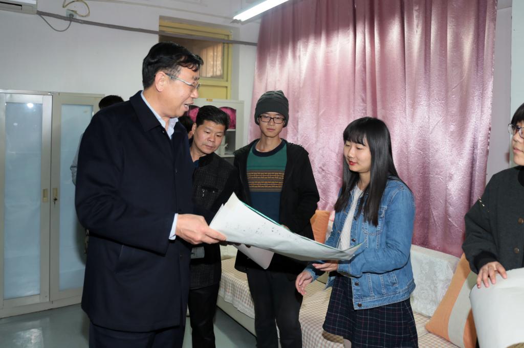 市政协主席贺书田与学生交流