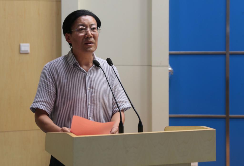 党委副书记王天哲主持24日的培训会