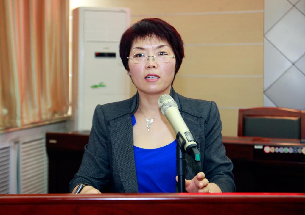 工会主席刘文青主持活动