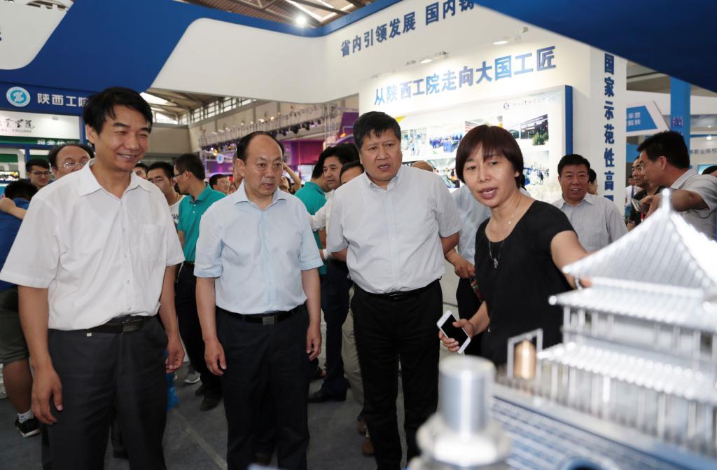 中共陕西省委教育工委书记董小龙、省教育厅厅长王建利、副厅长王紫贵等莅临我院展位参观指导