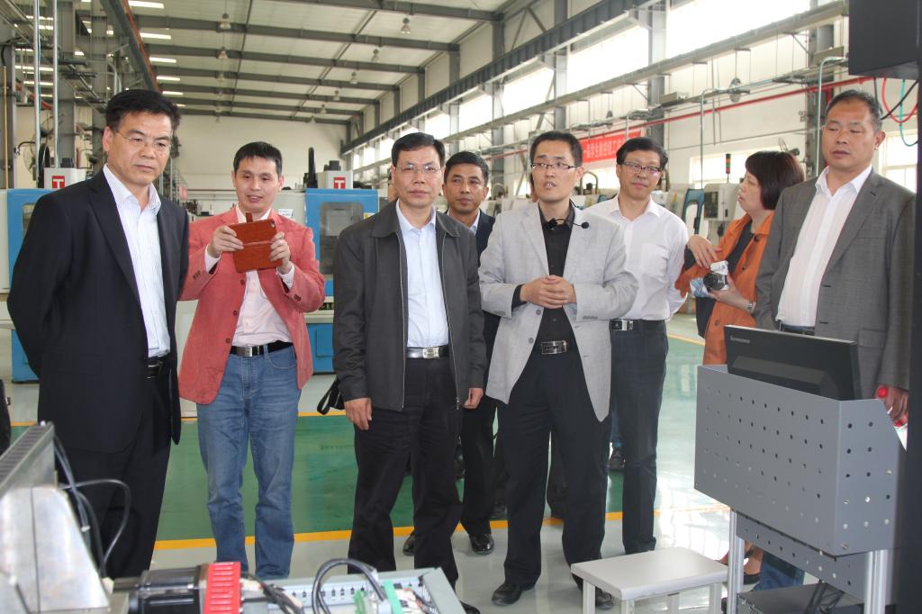 许琰书记一行参观机加工训练中心