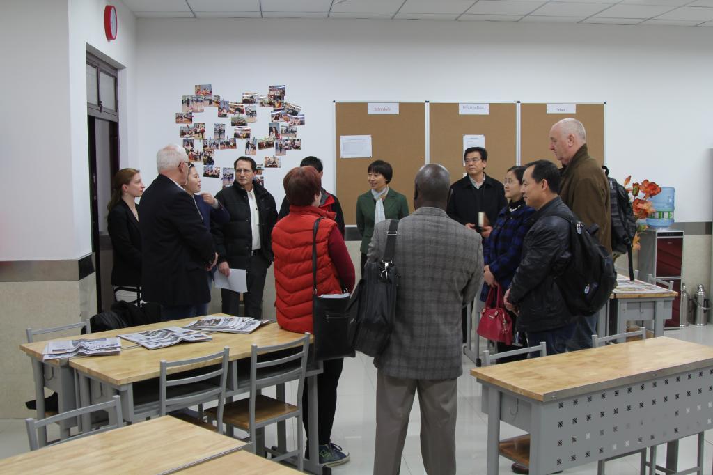 与会人员先后参观了英语