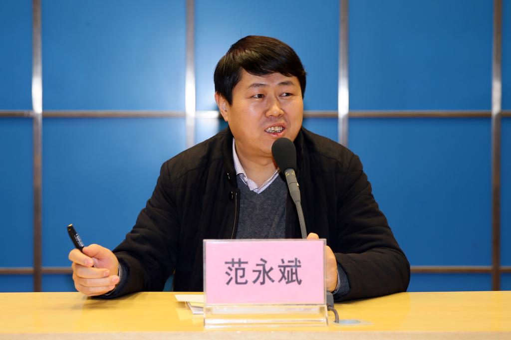 省教育厅高教处处长范永斌发表讲话