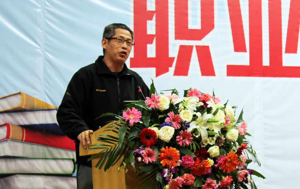 评委组组长刘建军点评比赛