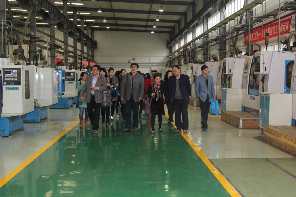 会前参观我院实训基地