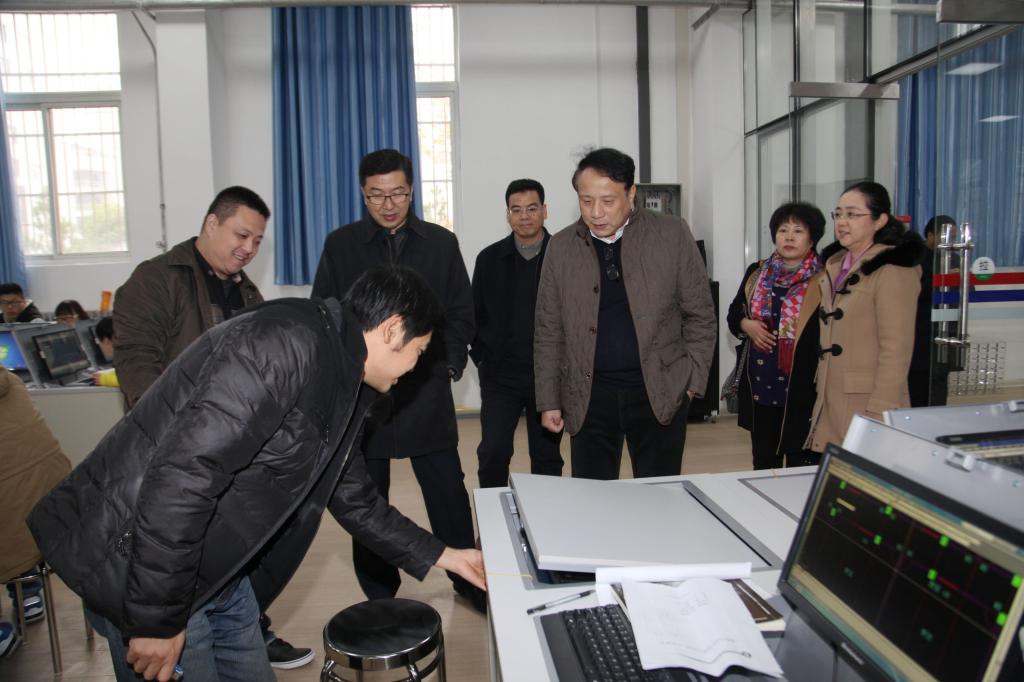 参观土木学院实训基地