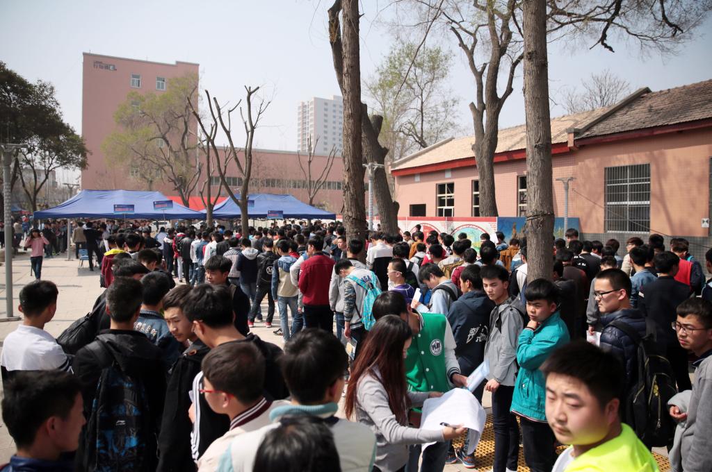 机械学院等待面试的考生