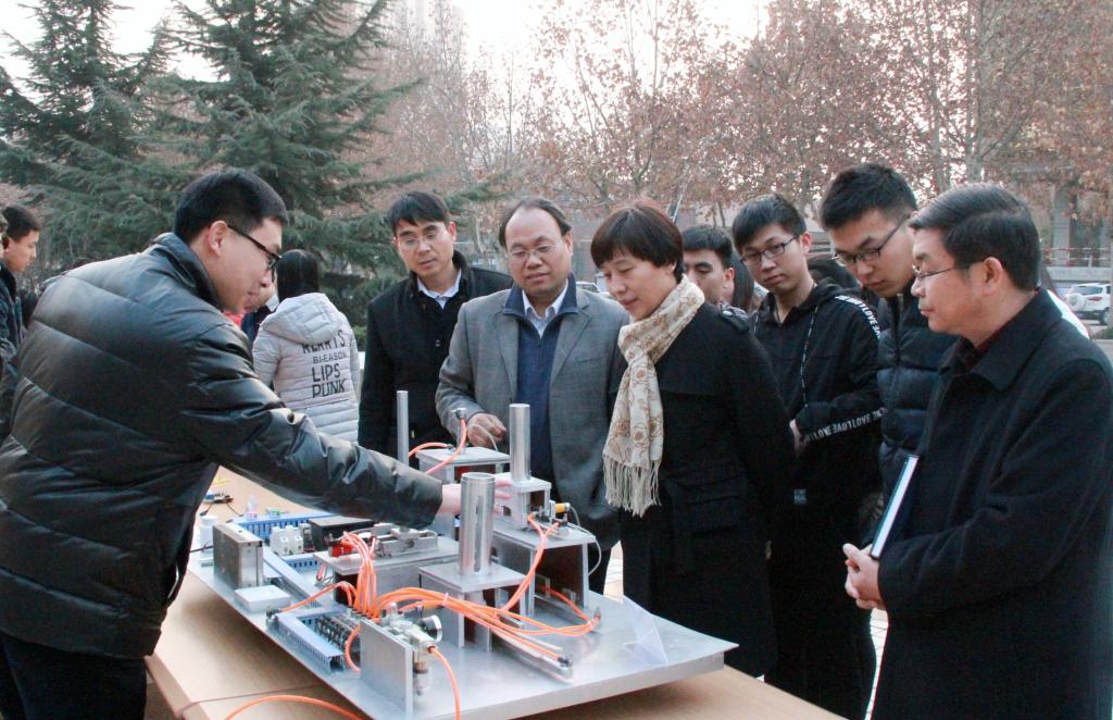 院长张晓云观看学生作品演示