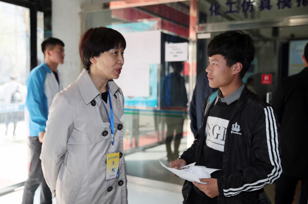 院长张晓云与参加完面试的考生交流