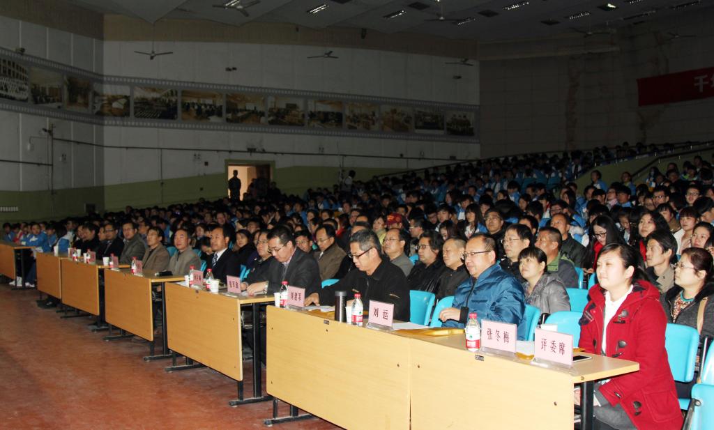 相关部门、各二级学院负责同志及师生代表1200余人观摩比赛