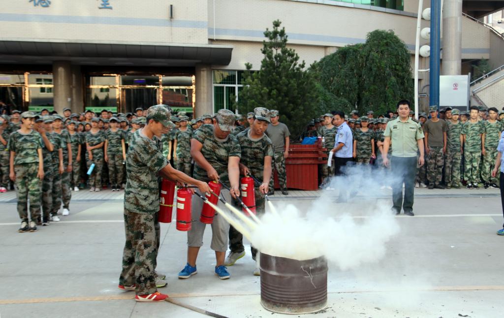 新生同学动手灭火