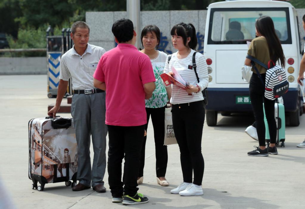 学生志愿者为新生及家长提供服务