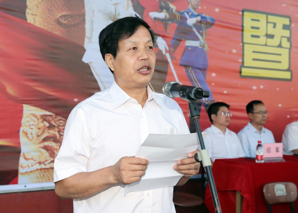 教师代表田锋社发言