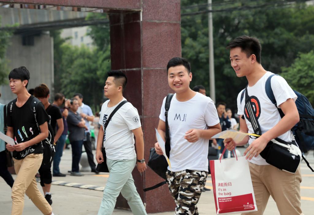 意气风发迈进校园