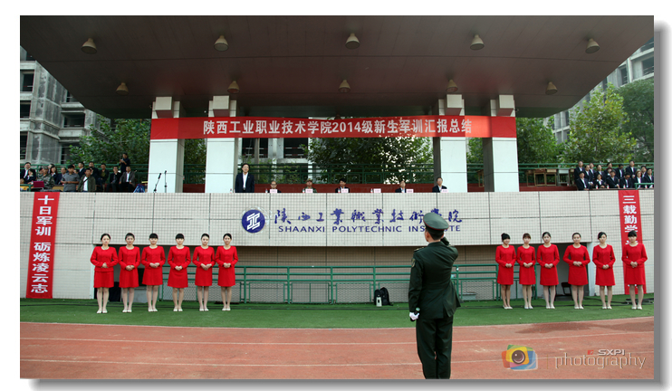 我院举行2014级新生军训汇报总结大会