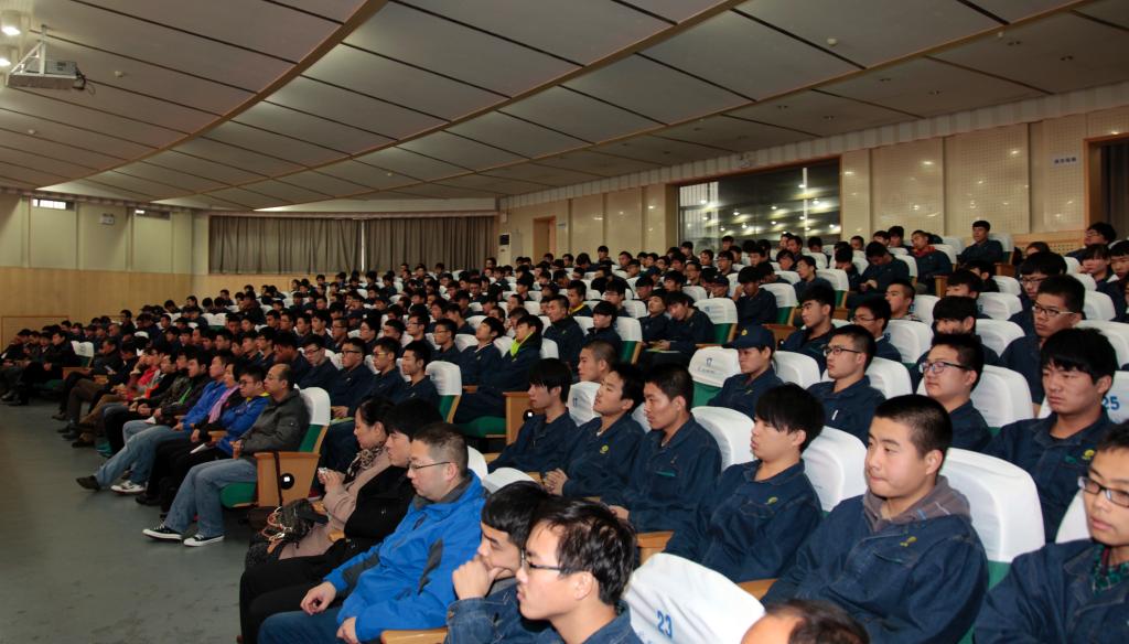 参加五个赛项的全体选手、裁判员及我院机械、电气学院师生代表参加仪式