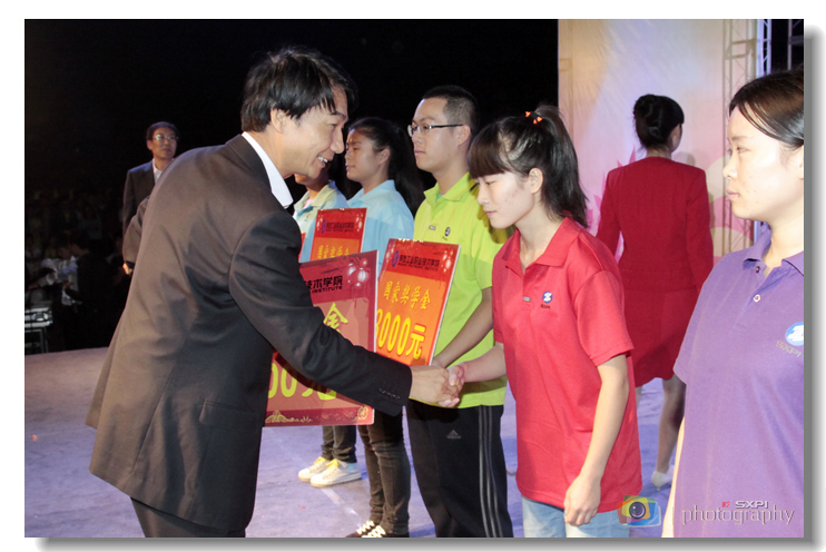 院长崔岩为受到表彰的同学颁奖